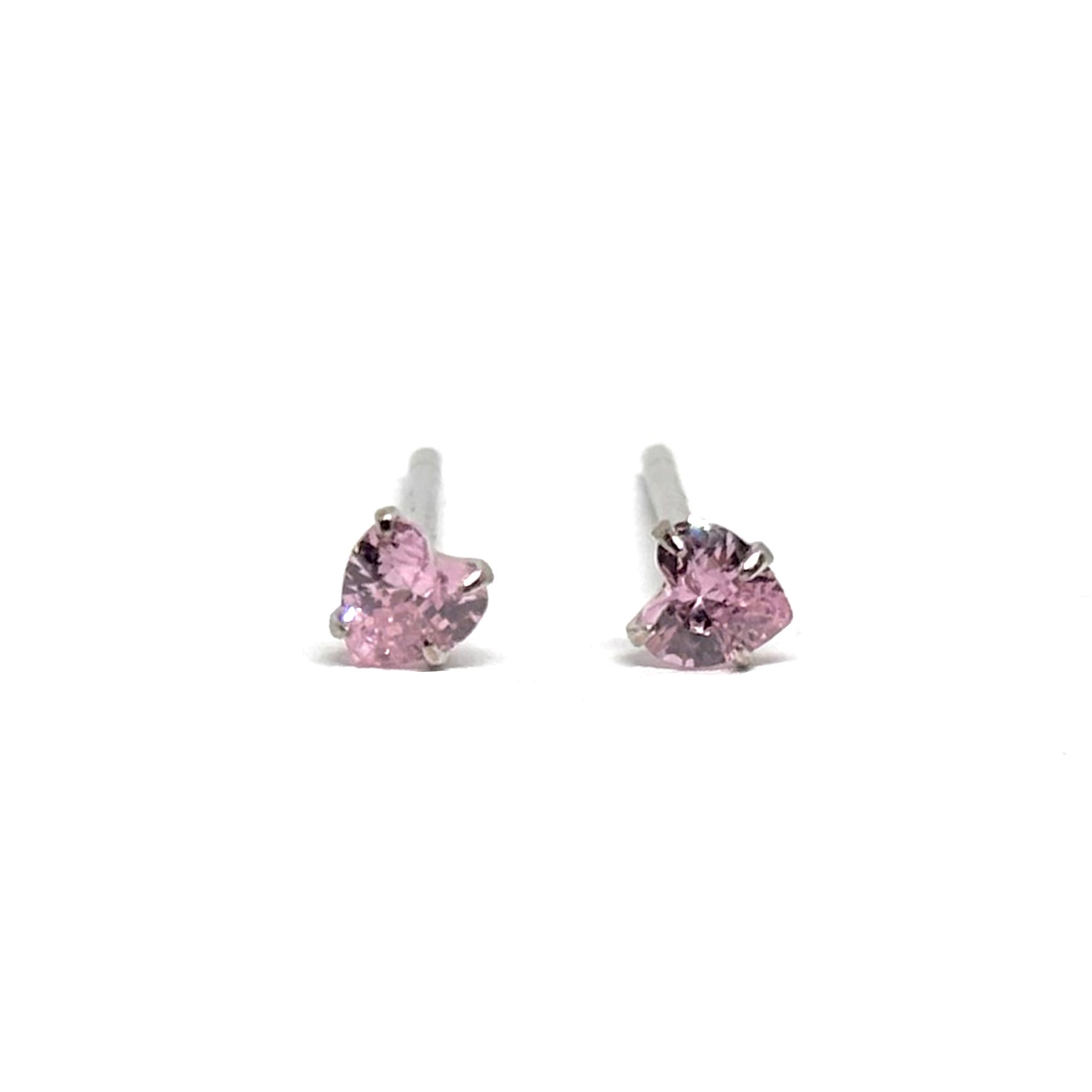 Boucles d’oreilles clous en argent sterling 925 ornées d’un zircon rose en forme de cœur de 3 mm, symbole d’amour et de féminité. Ces boucles délicates et raffinées offrent une brillance subtile et romantique, idéale pour compléter un look élégant au quotidien ou lors d’occasions spéciales. Fabriquées en argent sterling 925 de haute qualité, elles assurent durabilité et éclat durable. Légères et confortables, elles se portent toute la journée sans gêne. Un bijou intemporel et romantique, parfait à offrir ou